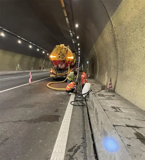 安龙隧道排水渠清淤